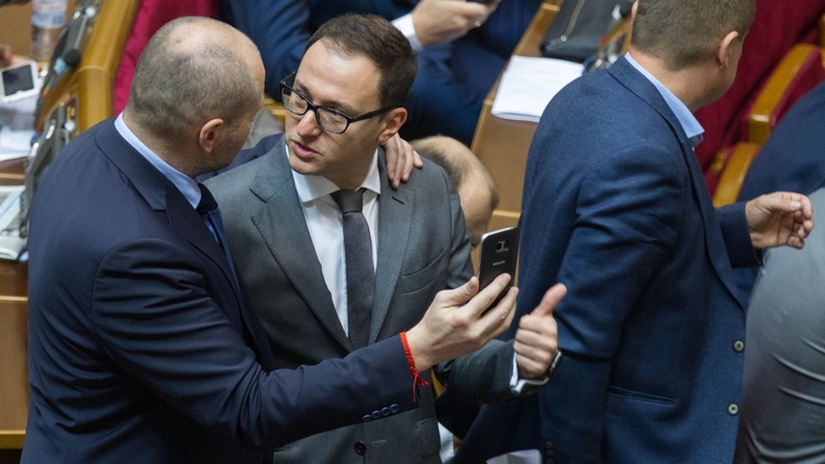 Увольнение судей на внеочередном заседании Верховной Рады завершилось предсказуемым скандалом, фото: Украинские новости