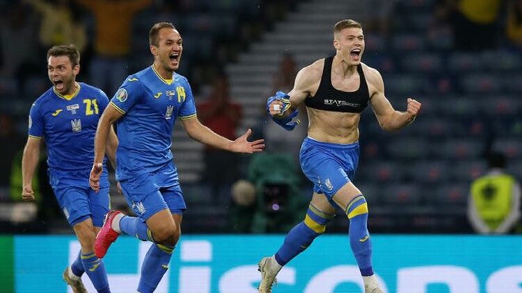 Артем Довбик (крайний справа) забил второй победный гол в матче Украины со Швецией (который завершился со счетом 2:1)