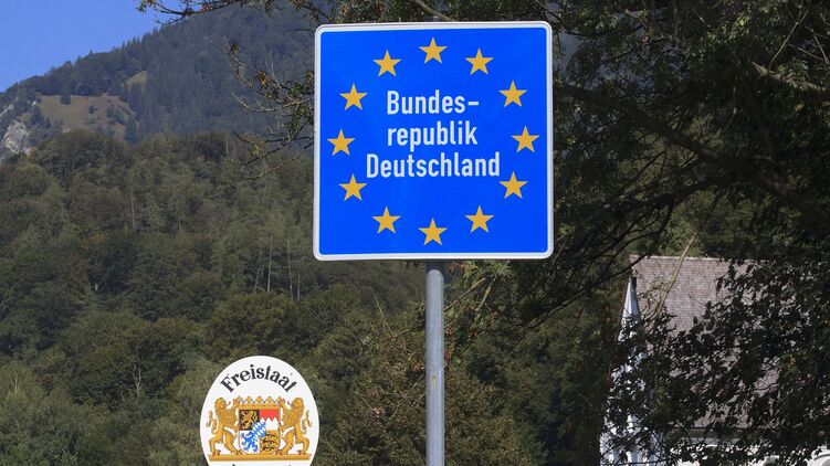 Пограничный столб на въезде в Германию. Фото Pixabay