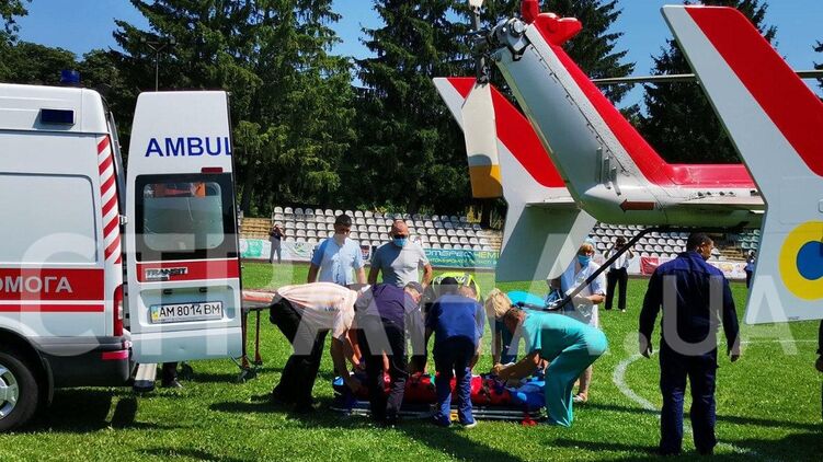 Раненого ребенка доставили в Киев на вертолете