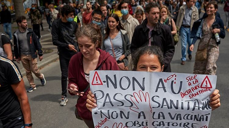 Францию охватили протесты против новых антиковидных мер. Фото: Киран Ридли
