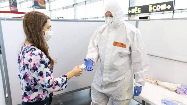 Тестирование на коронавирус в аэропорту. Фото с сайта Austrian Airlines