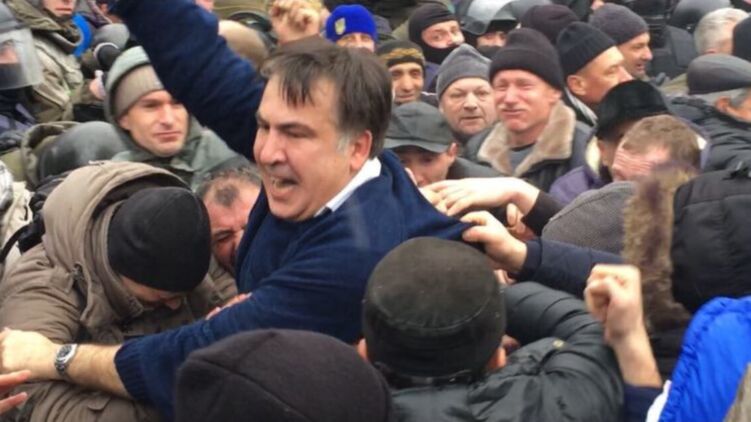 Саакашвили после освобождения из машины СБУ. Фото 