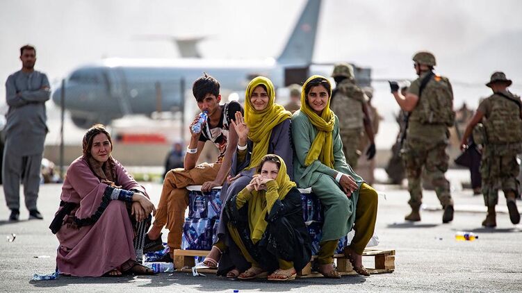 История с эвакуацией людей из Кабула обрастает скандальными подробностями