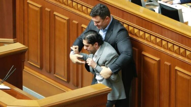 Депутат Тищенко стащил депутата Лероса с трибуны, когда тот говорил о роли Офиса президента в срыве операции по вагнеровцам