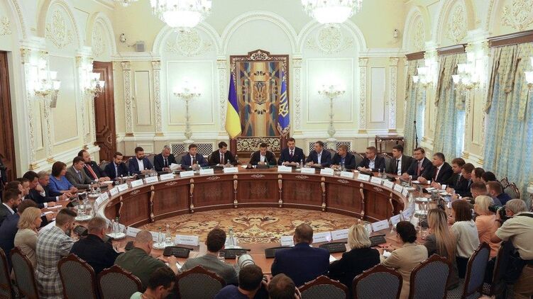 Страна поговорила с участниками санкционных списков СНБО и выяснила, как на них повлияли санкции. Фото: president.gov.ua