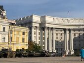 В центр Киева на Михайловскую площадь вывели военную технику. Фото
