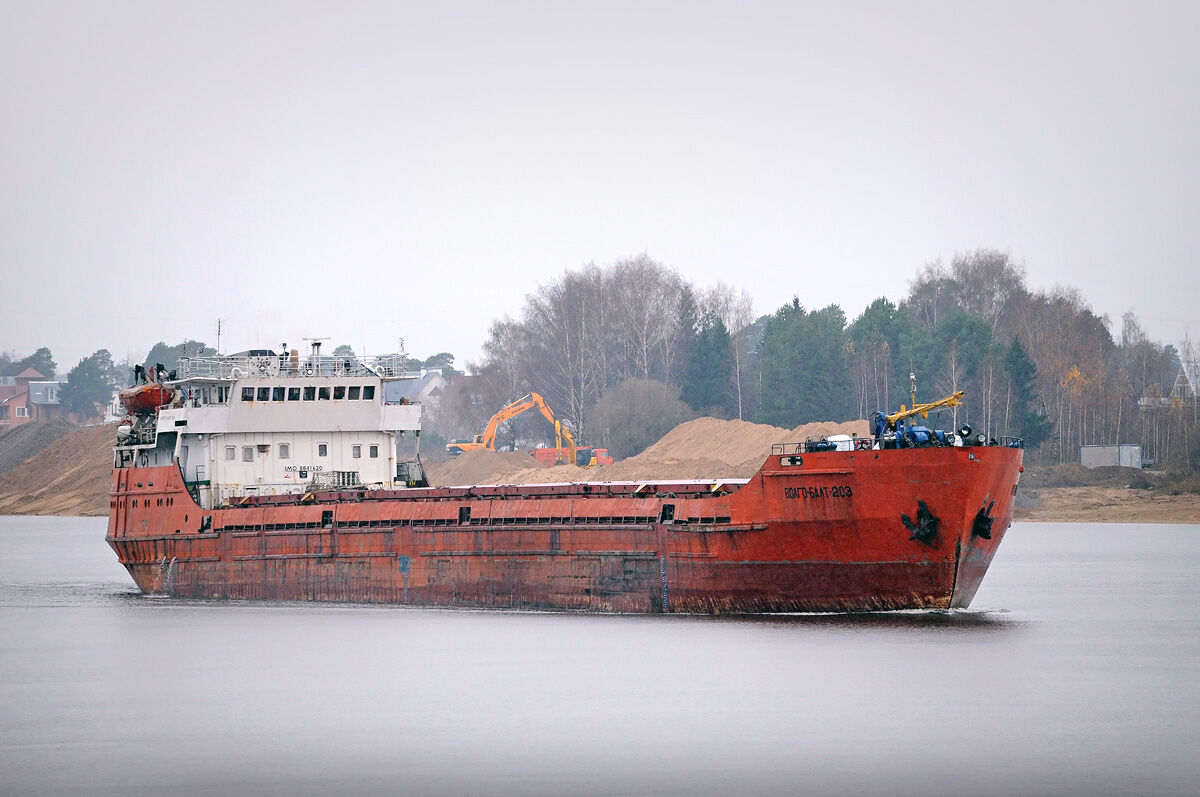 Многие моряки нанимаются на морально устаревшие Волго-Балты. Фото: Водный транспорт
