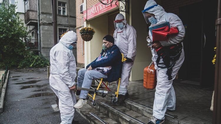 Больному коронавирусом в Украине оказывают помощь. Фото: unicef.org