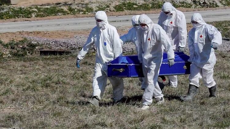 Из-за резкого скачка смертности от коронавируса в Украине не успевают хоронить погибших, очередь в крематорий - до трех недель