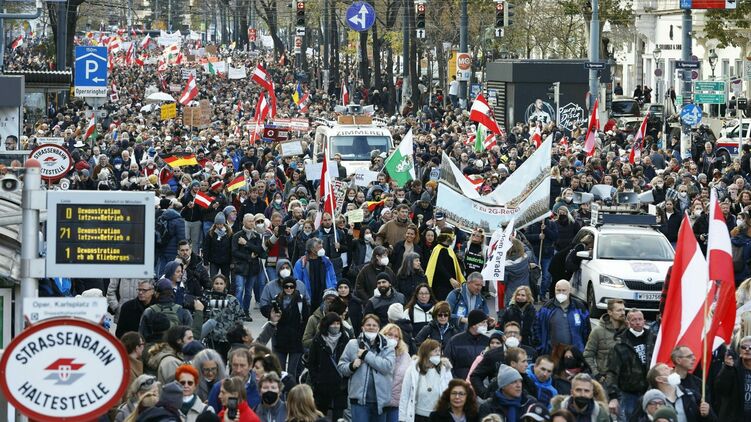Десятки тысяч австрийцев вышли на протесты против полного локдауна и обязательной вакцинации. Фото: Krone.at 