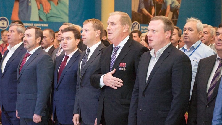 Виктор Бондарь (третий слева) и Виталий Хомутынник (четвертый слева) снова в одном ряду, но сохраняют настороженность в отношениях, фото: vidrodzhennya.org.ua
