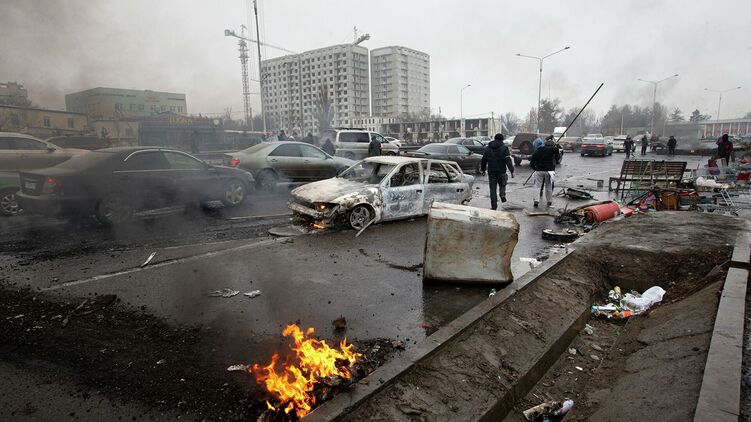 Украинец окольными путями вернулся из Алма-Аты и рассказал, что там происходит. Фото: AP/ Vasily Krestyaninov