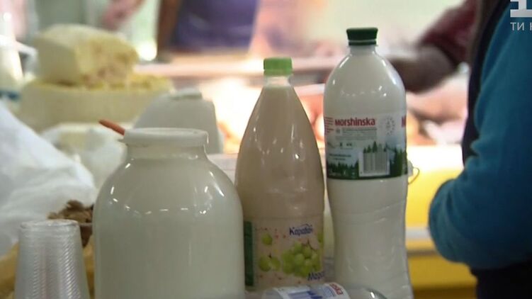  Селянам, которые живут с продажи домашнего молока, могут запретить торговлю. Фото: ТСН