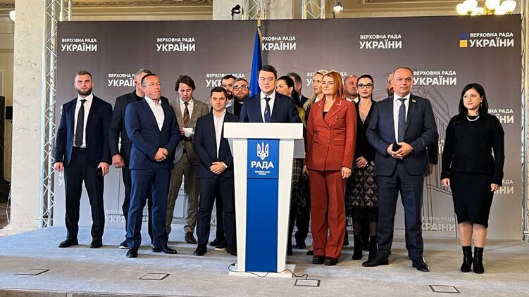 Экс-спикер Дмитрий Разумков (в центре) готовится к новому раунду противостояния с Банковой, фото: Изым Каумбаев, 