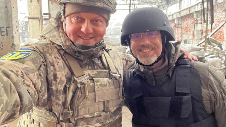 Руководство украинской армии - Залужный и Резников - радостно селфятся на новостях о 