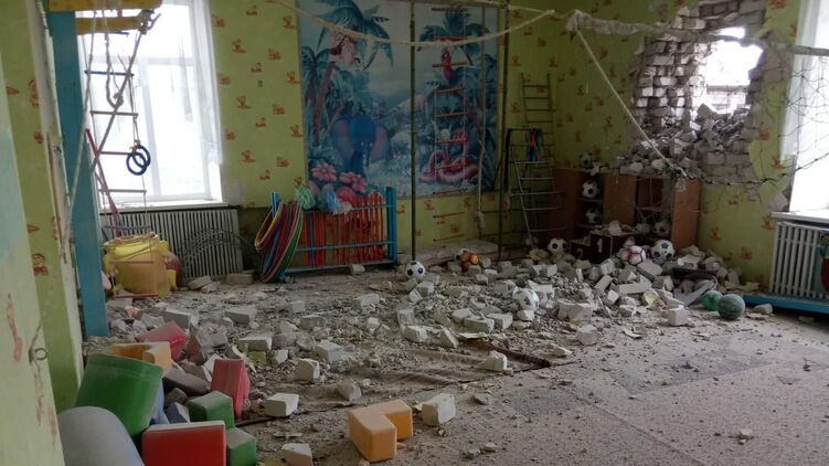 Снаряд попал в здание детского сада в Станице Луганской. Фото: Штаб ООС