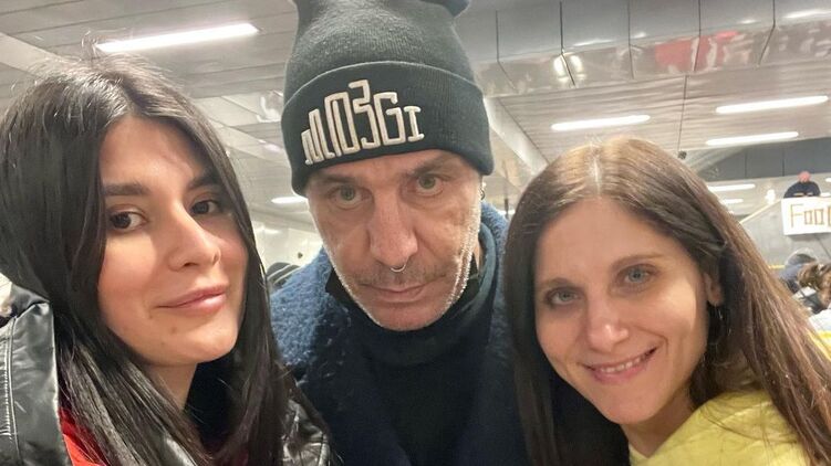 На вокзале в Берлине украинским беженцам помогает солист группы Rammstein Тиль Линдеманн. На фото слева - киевлянка Алиса Комм, которую музыкант поселил в отель за свой счет. Фото: Instagram Алисы Комм