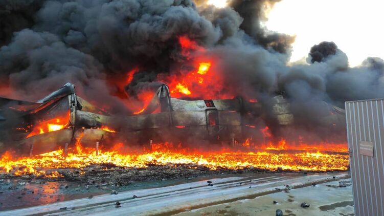 Сгоревший склад после обстрела под Киевом