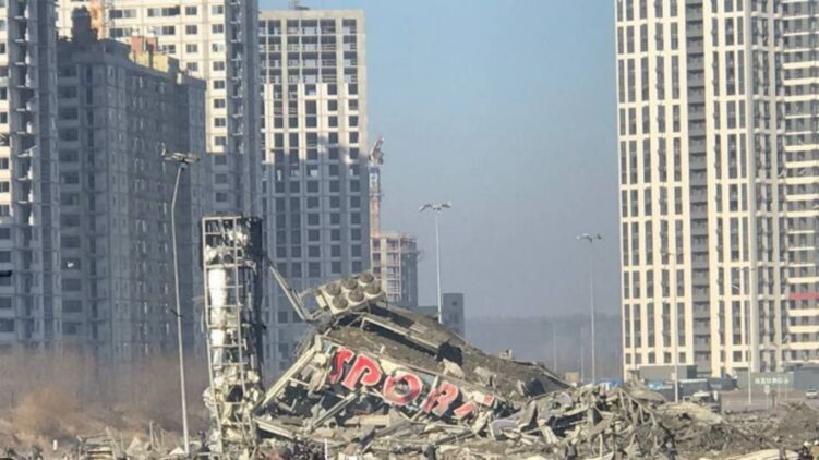 Руины торгового центра в Киеве, который попал под обстрел