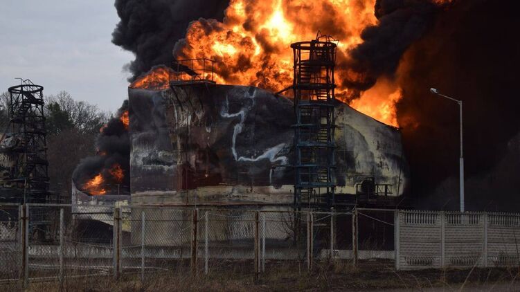 Взрыв на очередной нефтебазе в Украине после ракетного удара
