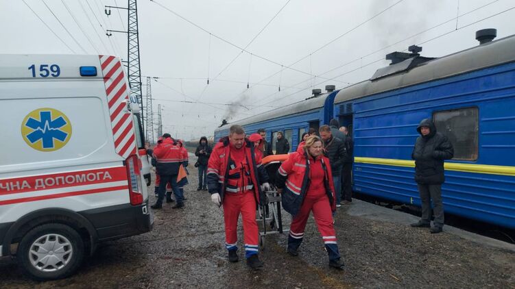 На снимке эвакуация раненных в Бахмуте и Славянске украинцев во Львов. Фото Укрзализныци
