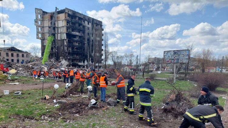 Разбор завалов в Бородянке Киевской области