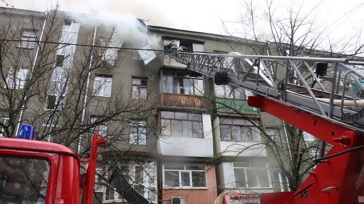 Спасатели ликвидируют последствия обстрела Харькова. Фото ГСЧС