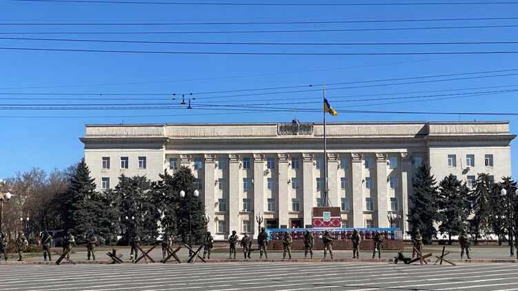 Херсонский облсовет еще с украинским флагом. Фото: Елена Костюченко