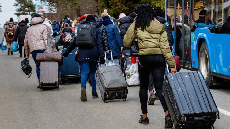 Как работают программы приема беженцев из Украины в США и Британии