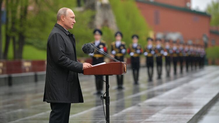 Путин зачитывает речь на День Победы-2021. Архивное фото