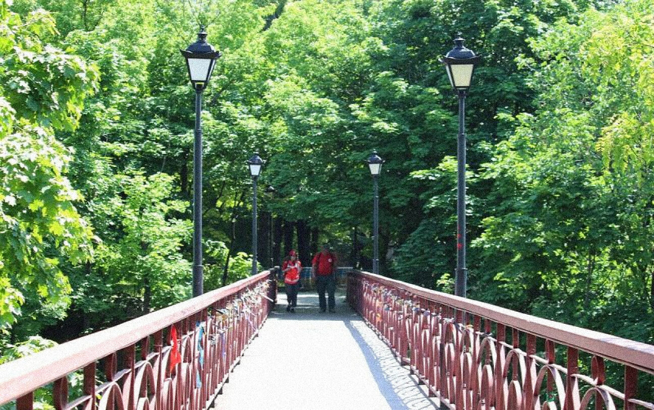 В Киеве при загадочных обстоятельствах погиб ученый. Его окровавленное тело обнаружили под "Мостом влюбленных"