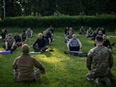 В Украине бойцов ТРО обучают спокойствию на поле боя с помощью медитации. NYT показал фото