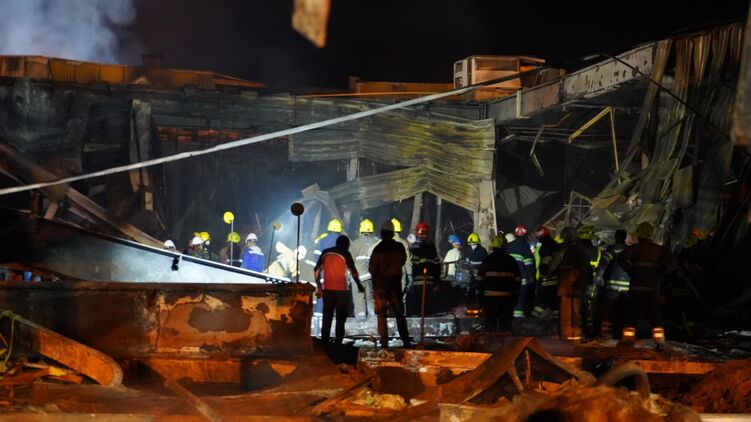 Спасатели продолжали работать на месте обстрела ТРЦ в Кременчуге и ночью. Фото ГСЧС