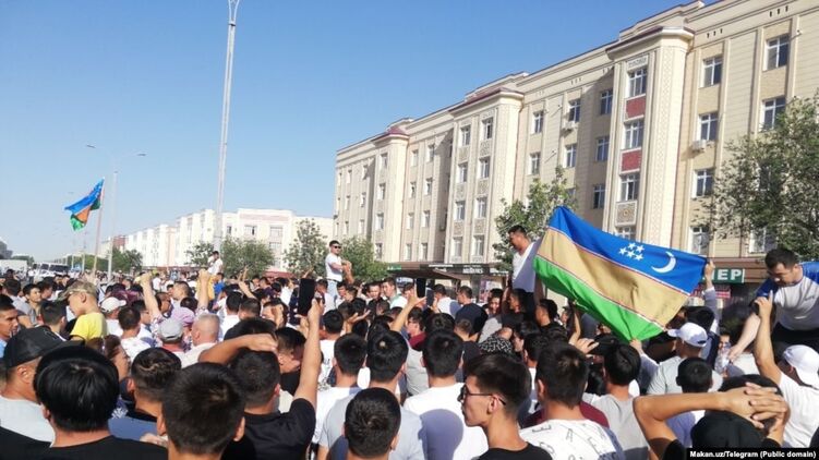 Приграничный регион Узбекистана охватили протесты против попытки лишить его автономии. Фото: Telegram 
