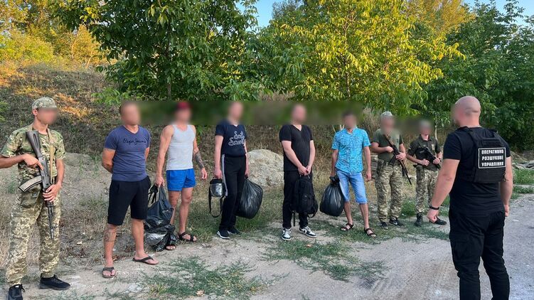 Сейчас в Украине запрещен выезд военнообязанных мужчин за границу. Фото: Погранслужба