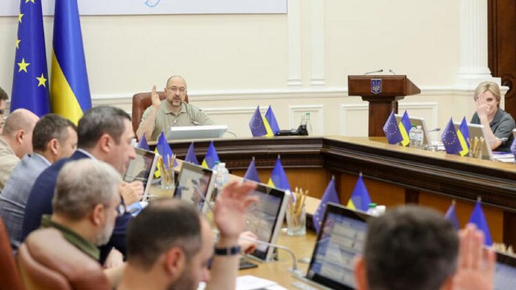 Премьер Денис Шмыгаль пока держится в своем кресле, фото: kmu.gov.ua