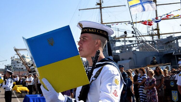 Украинские моряки смогут выезжать за границу, получив разрешение в военкомате. Фото: ВМС Украины