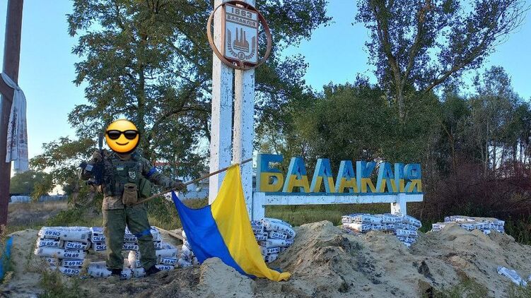 Украинские военные у въезда в Балаклею Харьковской области