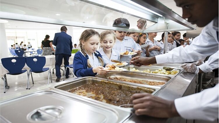 В Англии бесплатные обеды положены только детям в первые три года начальной школы, дальше нужно приносить еду самим