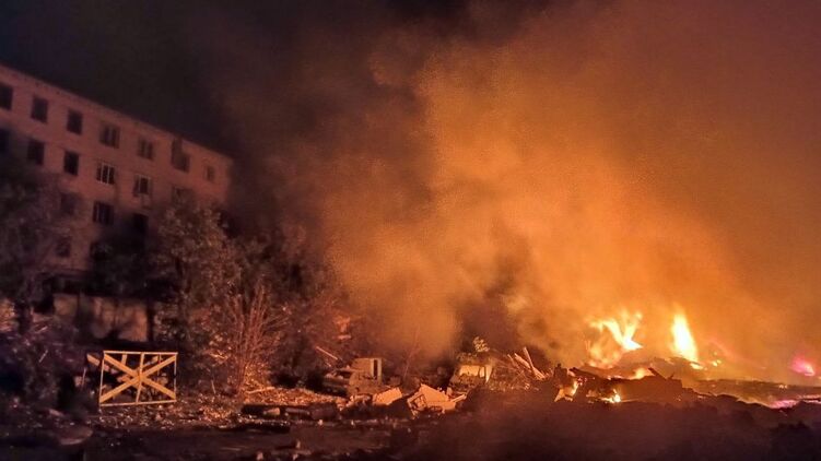 Пожар в Харьковской области после обстрелов