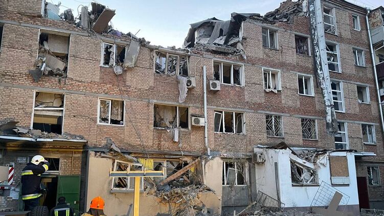 Разрушенный обстрелом РФ дом в Николаеве
