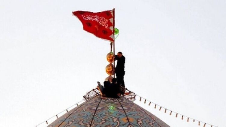 Над мечетью в Иране подняли красный 