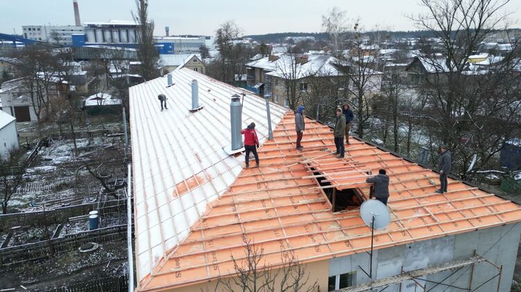 В Гостомеле продолжают ремонт домов, поврежденных после атаки РФ. Фото Киевская ОВА