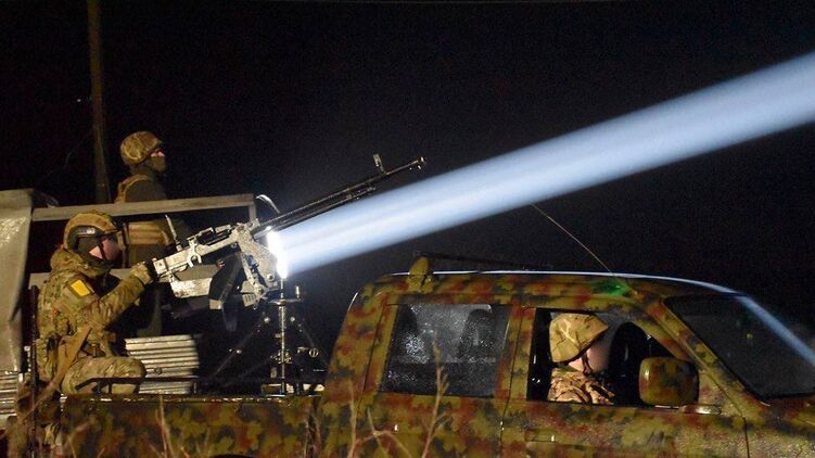Украинские военные с прожекторами и на пикапах охотятся по ночам на 