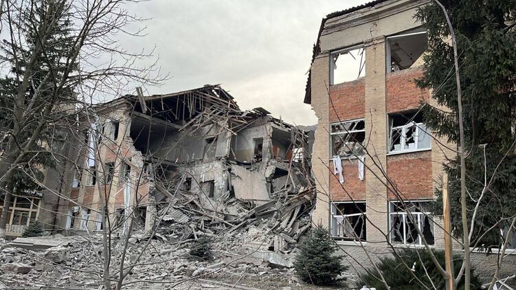 Разрушенное здание колледжа в Купянске