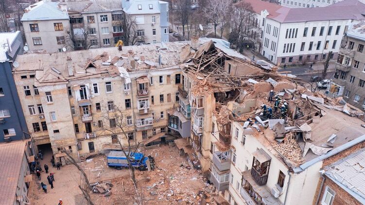 Ракета вдарила по даху будинку у центрі Харкова.
