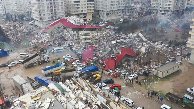 У Туреччині на другу добу після землетрусу намагаються врятувати людей з-під завалів будівель.