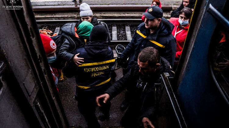 До Хмельницького прибув евакуаційний потяг із Херсона. Фото ДСНС