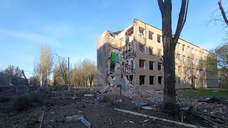 Кадри з Авдіївки, де розбомбили непрацюючу школу